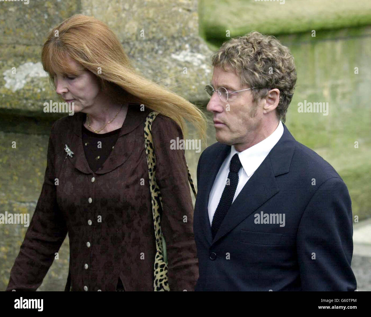 Le chanteur Roger Daltrey arrive, pour les funérailles du bassiste du groupe, John Entwistle, à l'église Saint-Édouard, Stow-on-the-Wold.Le musicien de 57 ans a été retrouvé mort dans sa chambre d'hôtel à Las Vegas le mois dernier à la veille d'une tournée américaine par le groupe. Banque D'Images