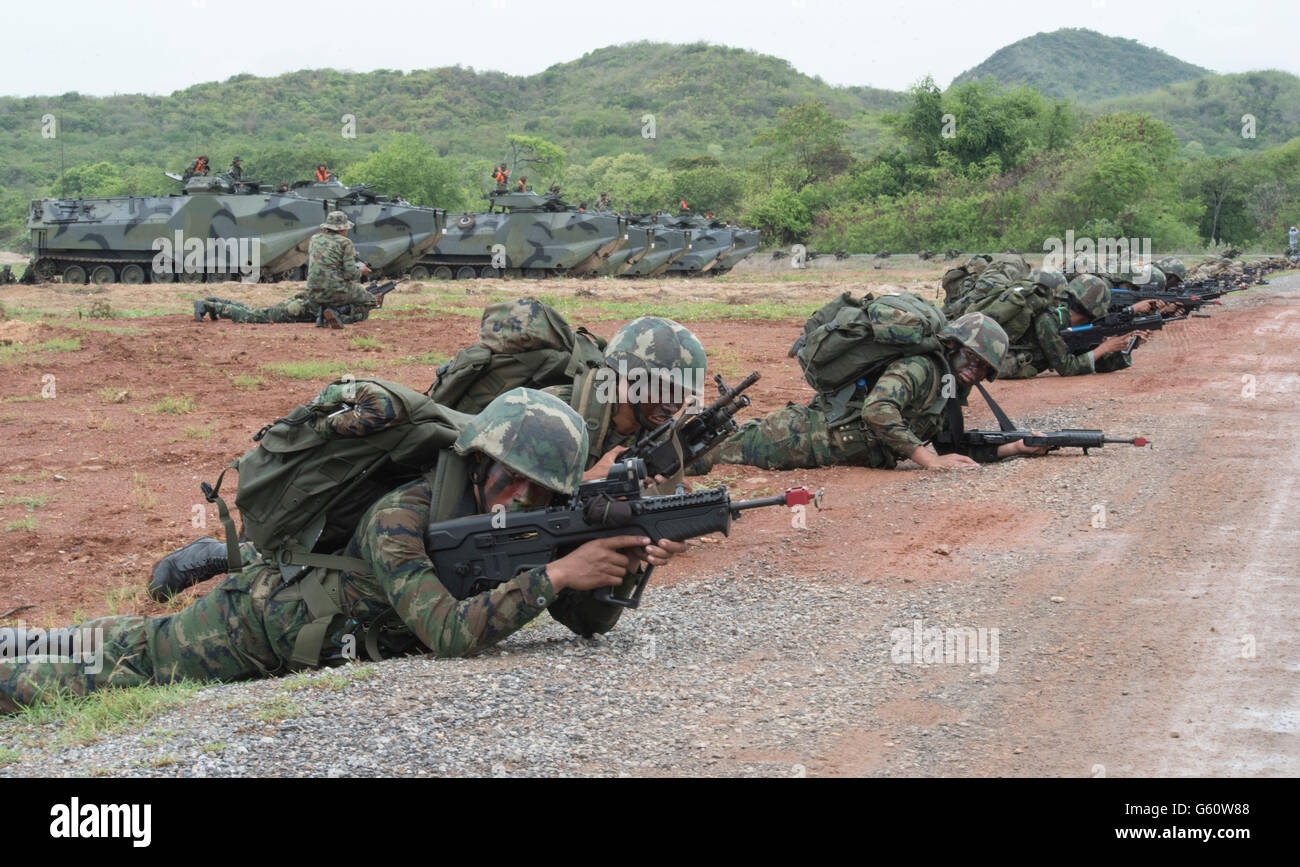Thai Royal Marines fixer une tête de pont au cours d'un assaut amphibie forer en préparation à flot la coopération et la formation avec le Corps des Marines des États-Unis, 18 juin 2016 à Sattahip, Thaïlande. Banque D'Images
