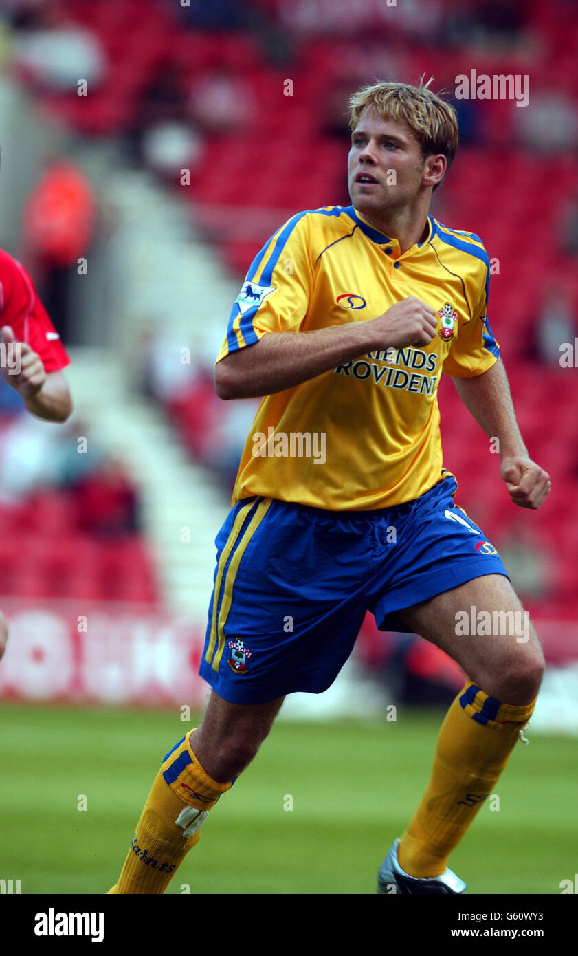 James Beattie, attaquant de Southampton, est en action lors du match d'avant-saison entre Southampton et le FC Utrecht au stade St Mary's de Southampton. 13/09/02 : l'attaquant de Southampton James Beattie en action pendant le match amical d'avant-saison contre le FC Utrecht au stade St Mary, Southampton. Beattie a été aujourd'hui interdit de conduire pendant deux ans et demi et condamné à une amende de 10,000 000 par son club pour avoir conduit des boissons. L'homme de 24 ans a été arrêté par la police à Southampton et, lorsqu'il a été inhalé, il a été découvert qu'il avait 102 microgrammes d'alcool dans 100 millilitres d'haleine. La limite légale est de 35 microgrammes. Banque D'Images