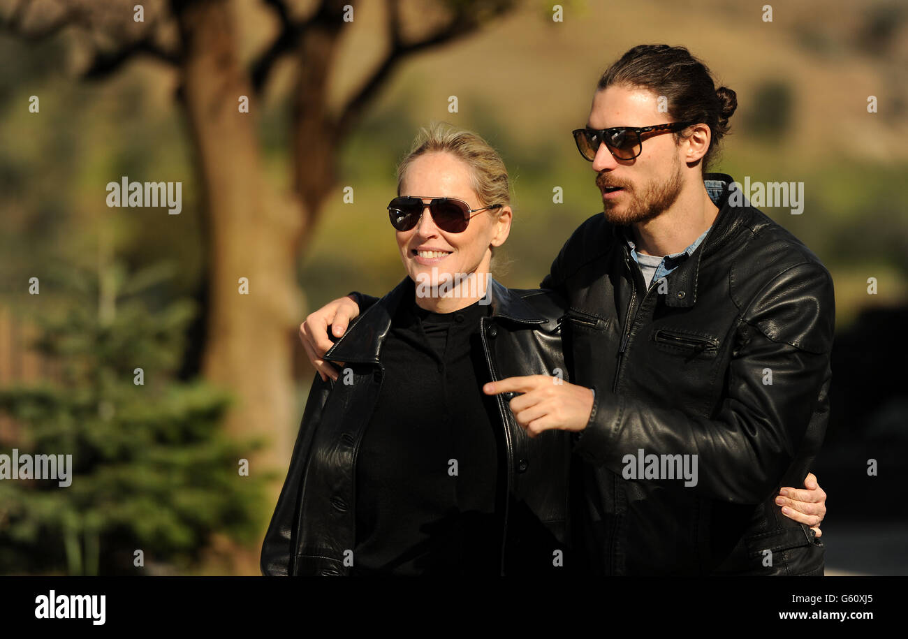 Sharon Stone et le petit ami Martin Mica (à droite) lors d'une visite du vignoble Quinta das Carvalhas de la véritable cave de vinification Companhia Velha dans la vallée du Douro, au Portugal. Banque D'Images