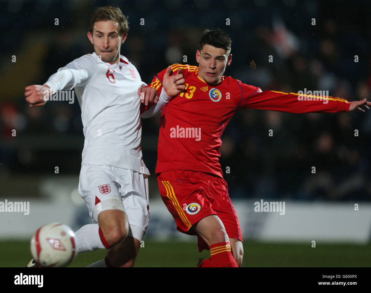 Angleterre Craig Dawson de U21 se souaide pour le ballon avec la Roumanie U21 Iordache Belu pendant l'International de Under 21 à Adams Park, High Wycombe. Banque D'Images