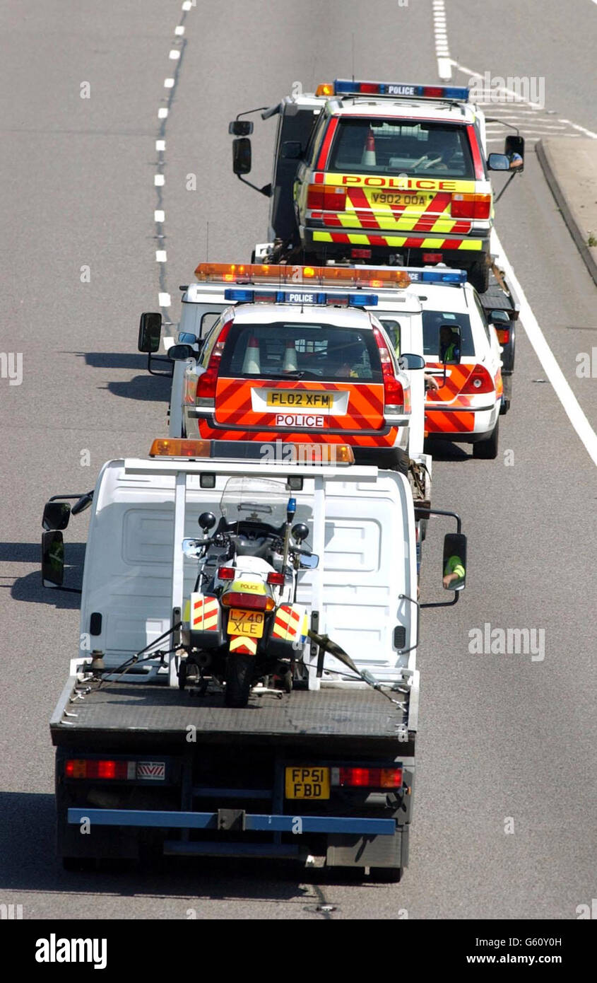 Un Land Rover de police, une berline et une moto sont remorqués loin de la scène de l'accident de l'A42 dans le Leicestershire, au cours duquel deux policiers ont été tués alors qu'ils tentaient d'arrêter une fourgonnette White Transit qui avait été chassée dans deux comtés.* Une enquête sur le meurtre a été lancée. Banque D'Images
