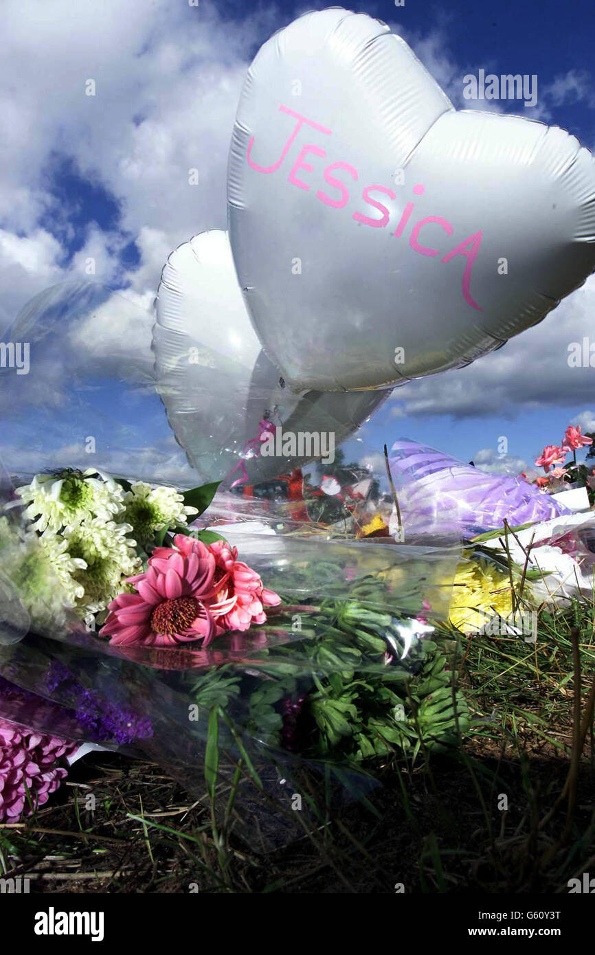 Fleurs laissées en hommage à Holly Wells et Jessica Chapman, sur Wangford Road, près de Lakenheath.* Maxine Carr a comparu devant la cour des magistrats de Peterborough pour faire face à une accusation relative au meurtre des deux enfants de 10 ans.L'ancien assistant enseignant Carr, accusé d'avoir tenté de pervertir le cours de la justice, a été remis en détention pendant huit jours par des magistrats de Peterborough. Banque D'Images