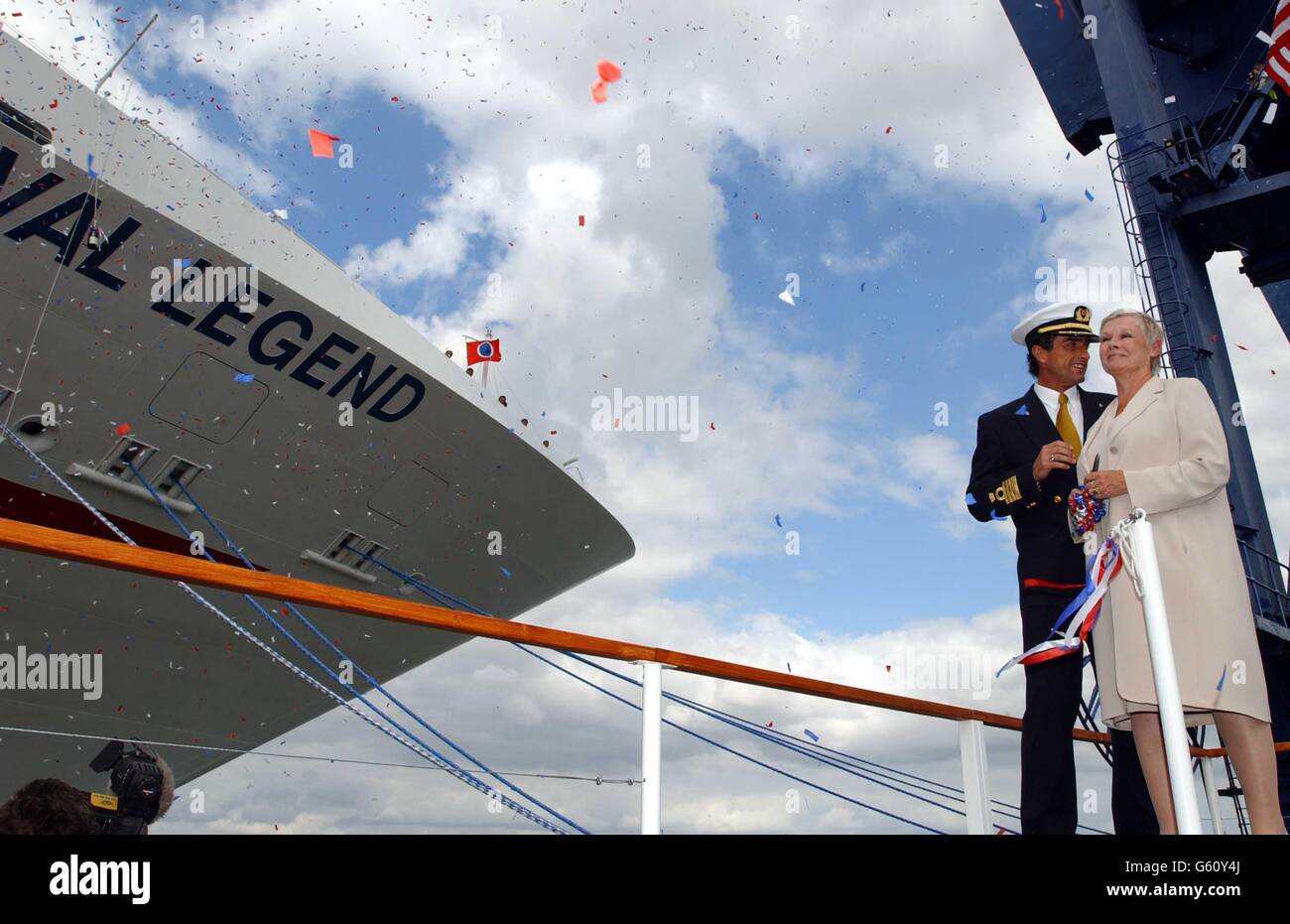 L'actrice primée Dame Judi Dench et le capitaine Claudio Cupisci lors d'une cérémonie au port international de Harwich dans l'Essex pour nommer officiellement le super paquebot US375M « la légende du Carnaval ». Banque D'Images