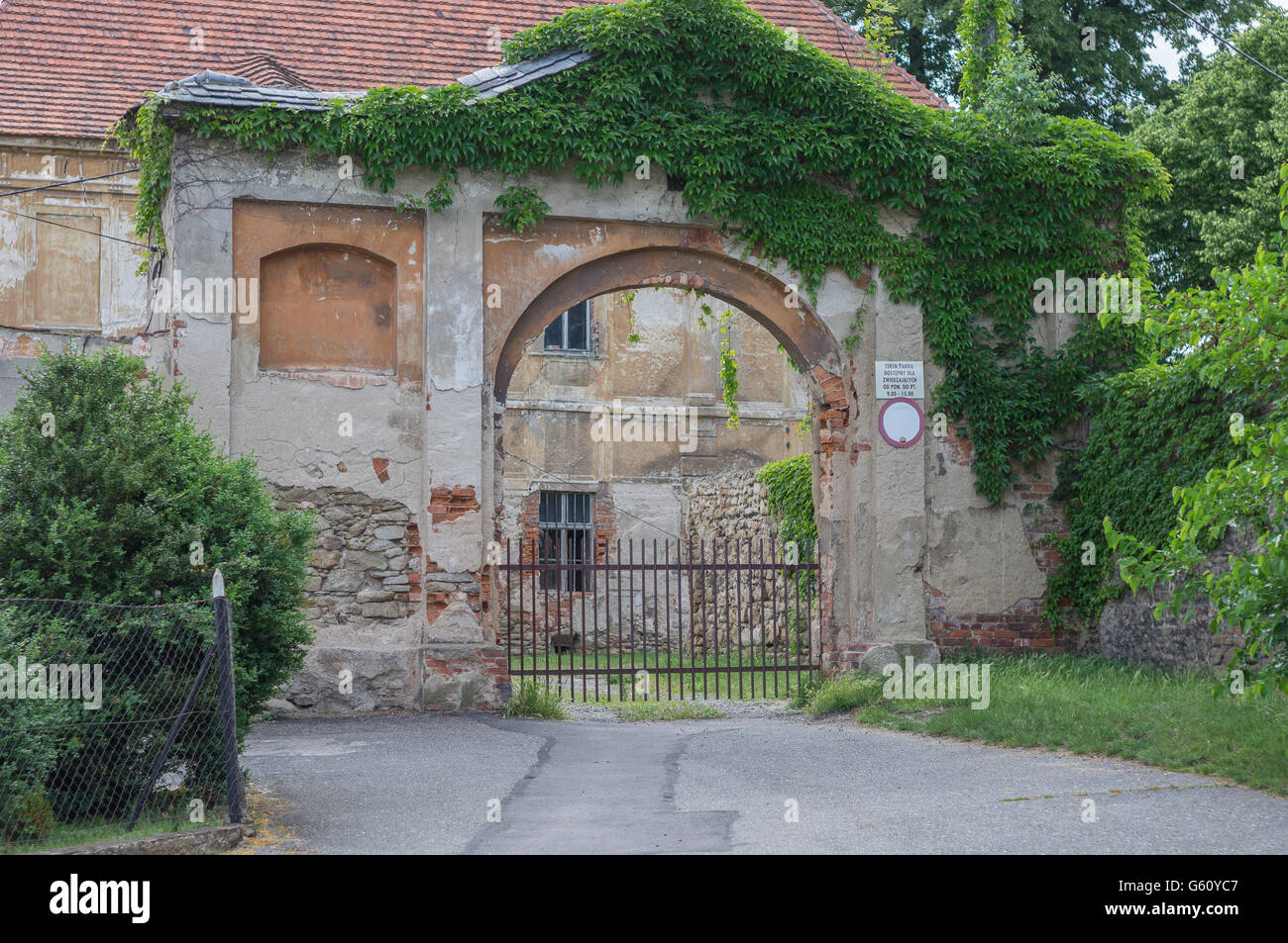Principale porte d'entrée du manoir Wierzbna Wurben Basse Silésie Pologne Banque D'Images