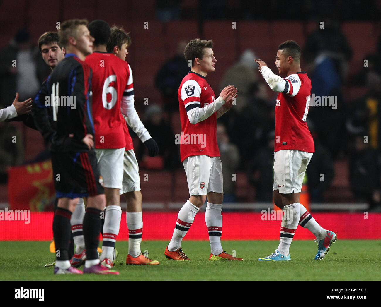 Serge Gnabry d'Arsenal (à droite) est félicité à la fin de Le match de Thomas Eisfeld (à gauche) Banque D'Images