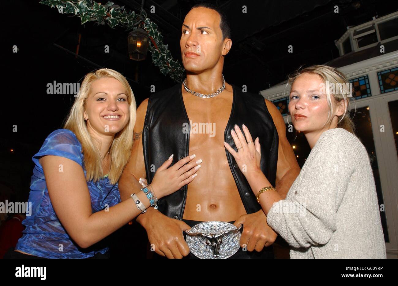 Izina Lyssenkova de Russie (à gauche) et SIW Flod Jensen du Danemark, admirez le nouveau modèle de cire du lutteur de la WWE et de l'acteur « The Rock », alias Dwayne Johnson, exposé à Madame Tussaud, Londres. Banque D'Images