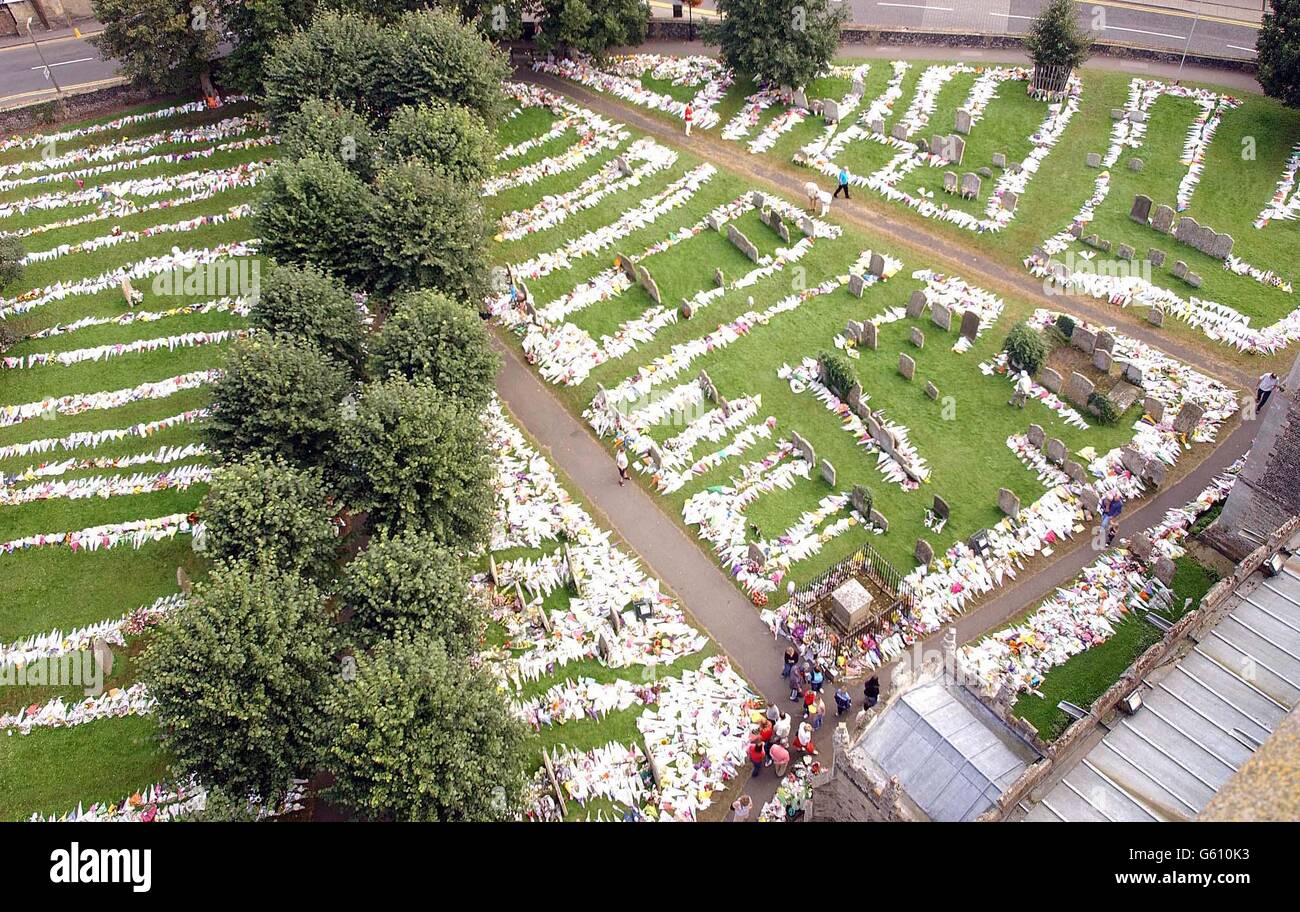 Fleurs déposées dans les jardins de l'église St Andrew à Soham, Cambridgeshire à la mémoire des écolières assassinées Holly Wells et Jessica Chapman. Banque D'Images