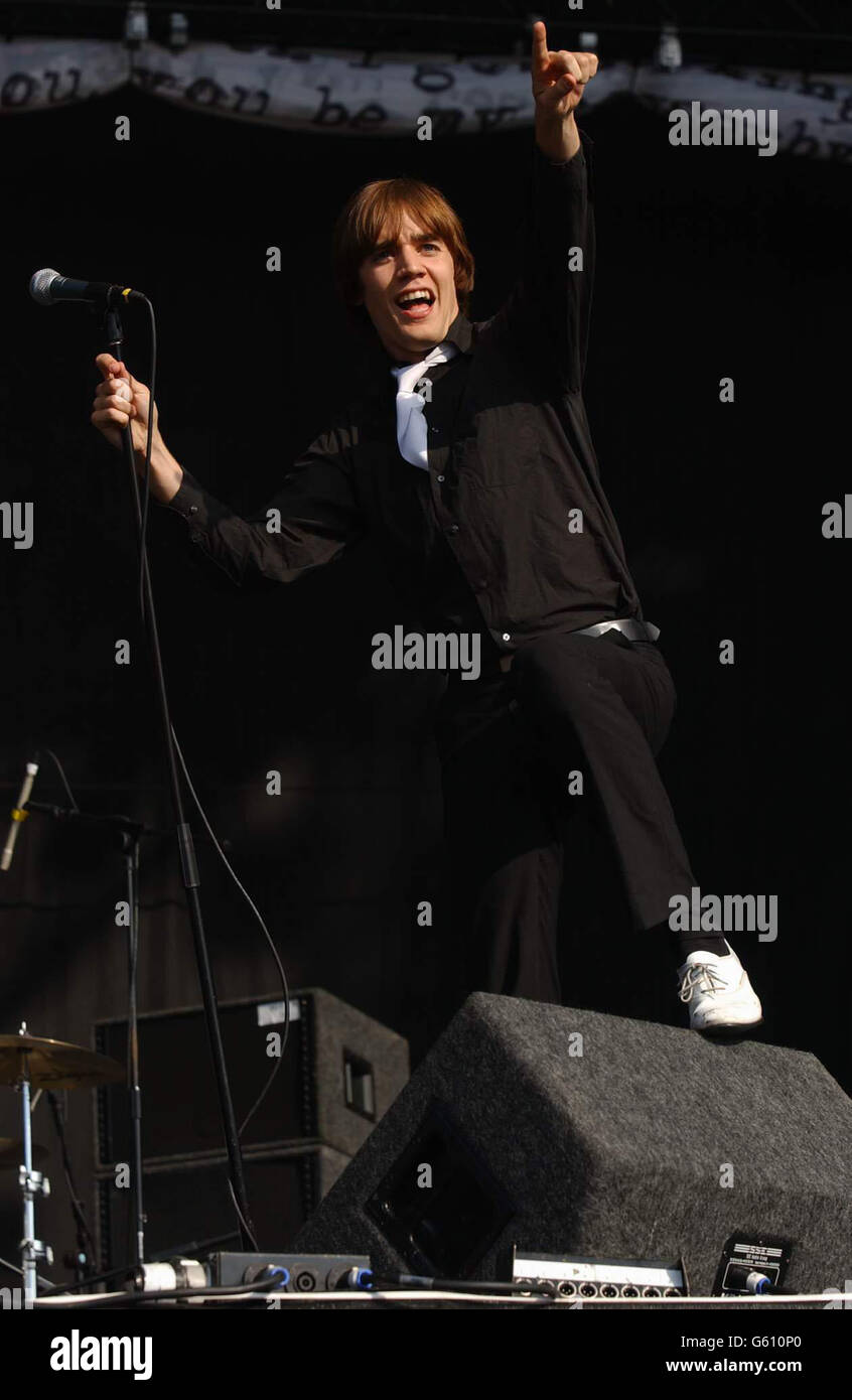 Le chanteur principal du groupe suédois The ruches, Howlin' Pelle, se présentant sur la scène principale du festival de musique du week-end de Carling à Reading, samedi 24 août 2002. Photos PA par Yui Mok Banque D'Images