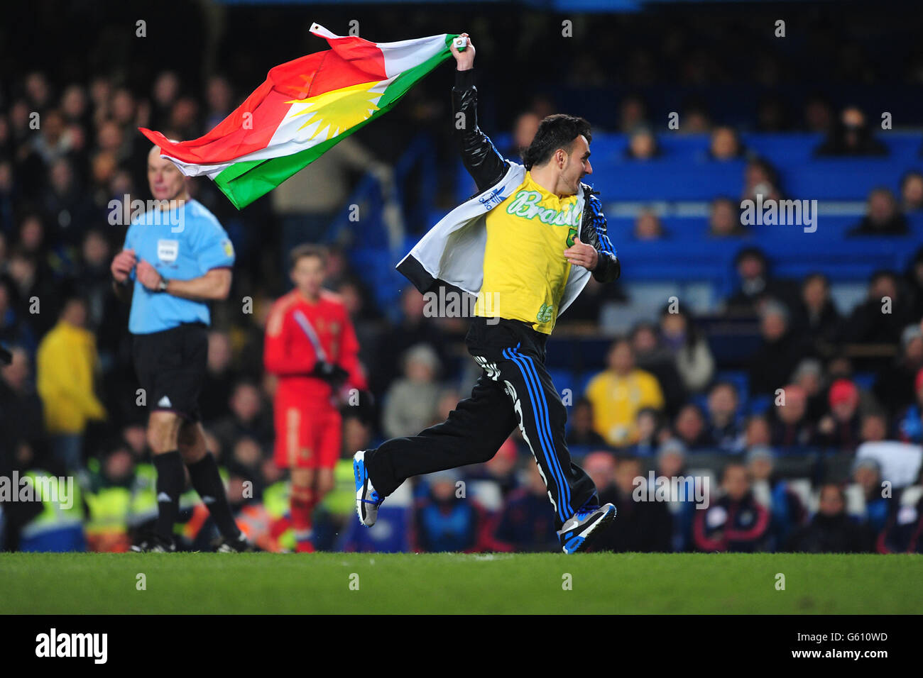 Football - International friendly - Brésil / Russie - Stamford Bridge.Un envahisseur de terrain passe sur le terrain en ordonnant un drapeau. Banque D'Images