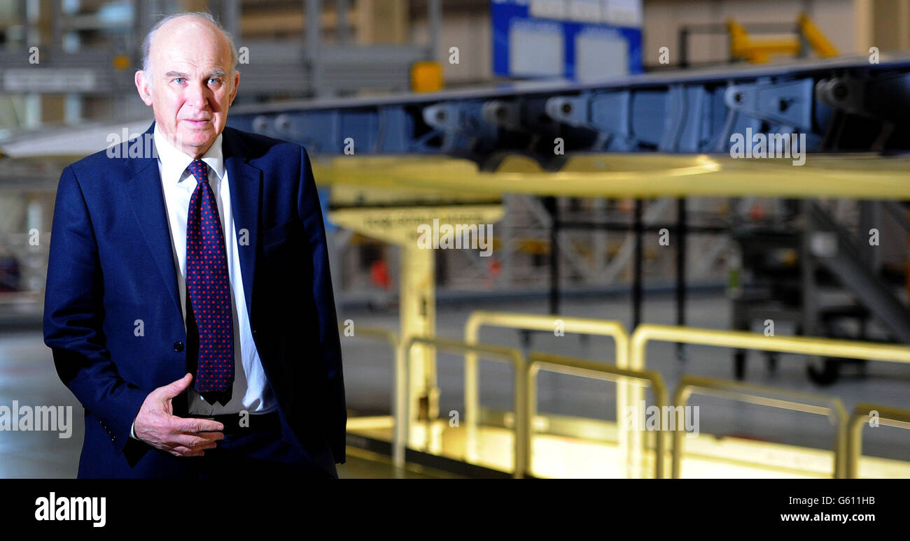 Le secrétaire d'entreprise Vince Cable, lors de sa visite à l'usine d'assemblage d'ailes Airbus A380, à Broughton. Banque D'Images