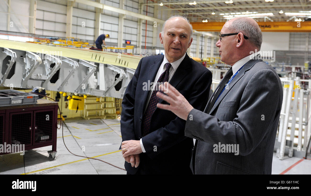 Vince Cable, secrétaire d'entreprise (à gauche), avec Garry Dalton, chef de l'usine d'Airbus A380, lors de sa visite à l'usine d'assemblage d'Airbus A380, à Broughton. Banque D'Images
