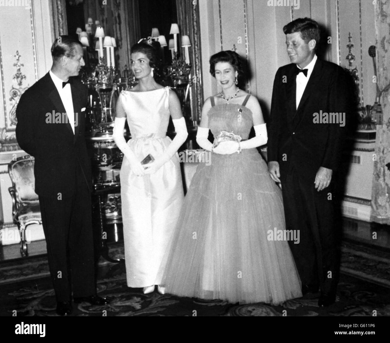 Le président John Kennedy (à droite) avec son épouse (à gauche) Jacqueline, rencontrant la reine Elizabeth II et le duc d'Édimbourg à l'occasion de la visite du président américain en Grande-Bretagne. Banque D'Images