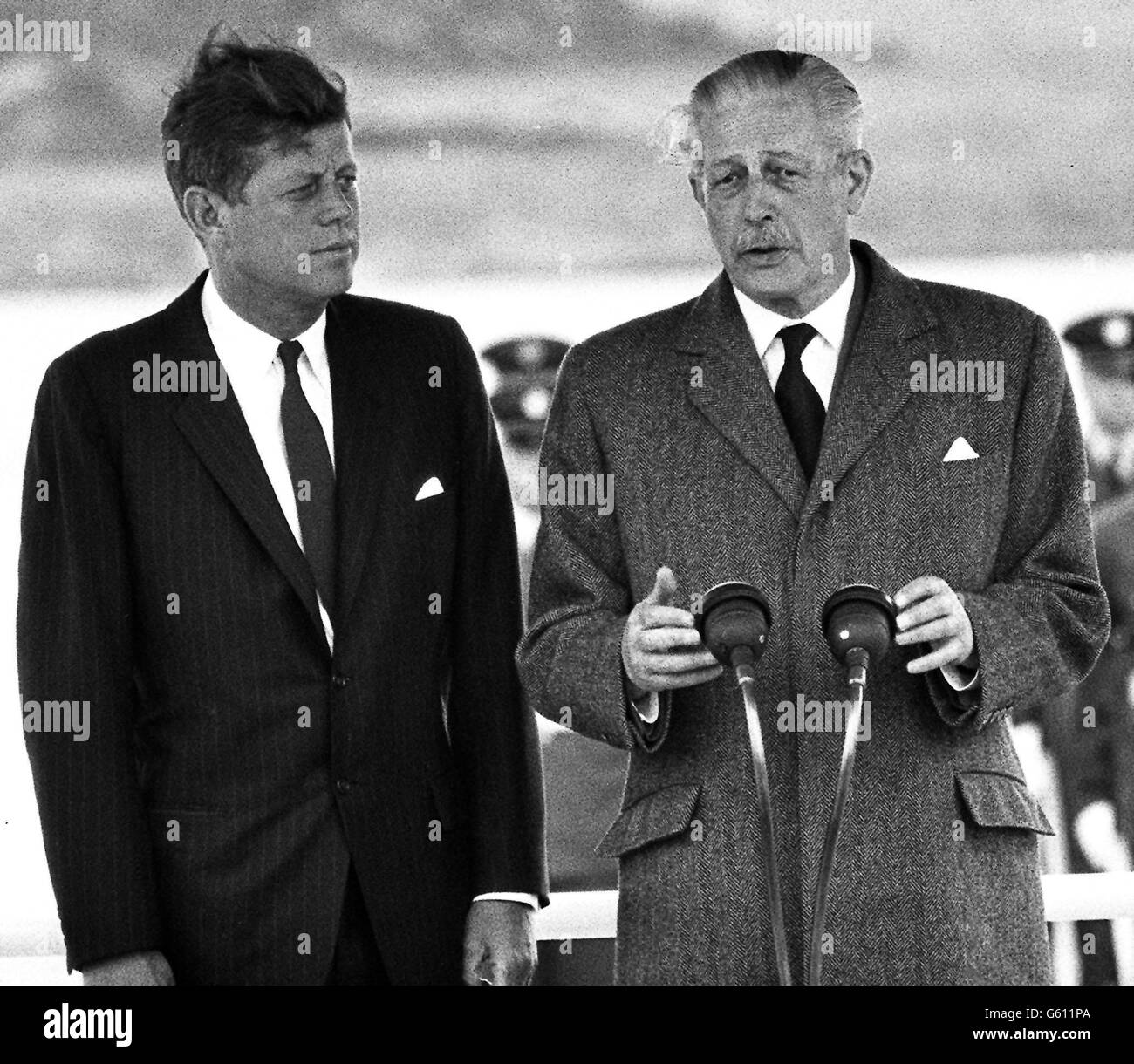 M. John F. Kennedy, président des États-Unis, et M. Harold Macmillan, sur le dais, où ils ont prononcé de brefs discours après l'arrivée du président à l'aéroport de Gatwick. Banque D'Images