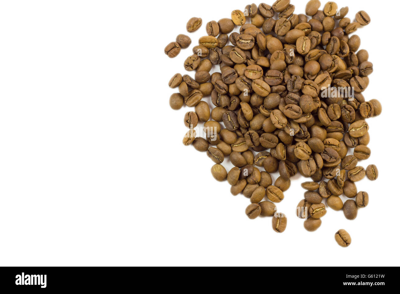 Les grains de café sur fond isolé. Banque D'Images