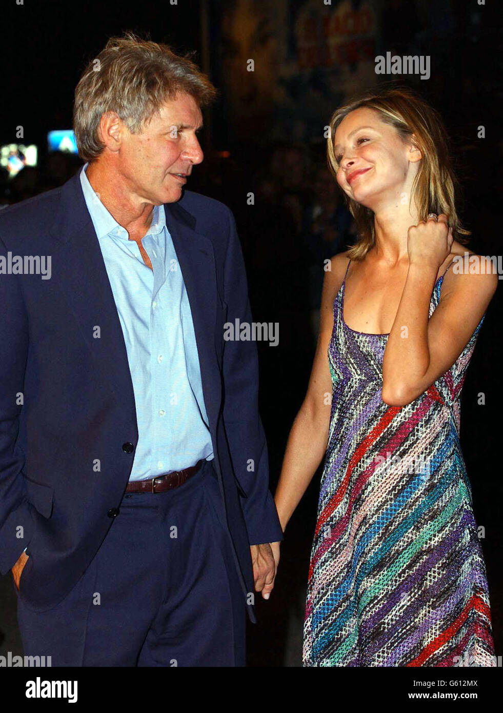 L'acteur Harrison Ford et sa petite amie Calista Flockhart arrivent à la première de son nouveau film K-19:The Widowmaker au 59ème Festival du film de Venise au Lido de Venise. Banque D'Images