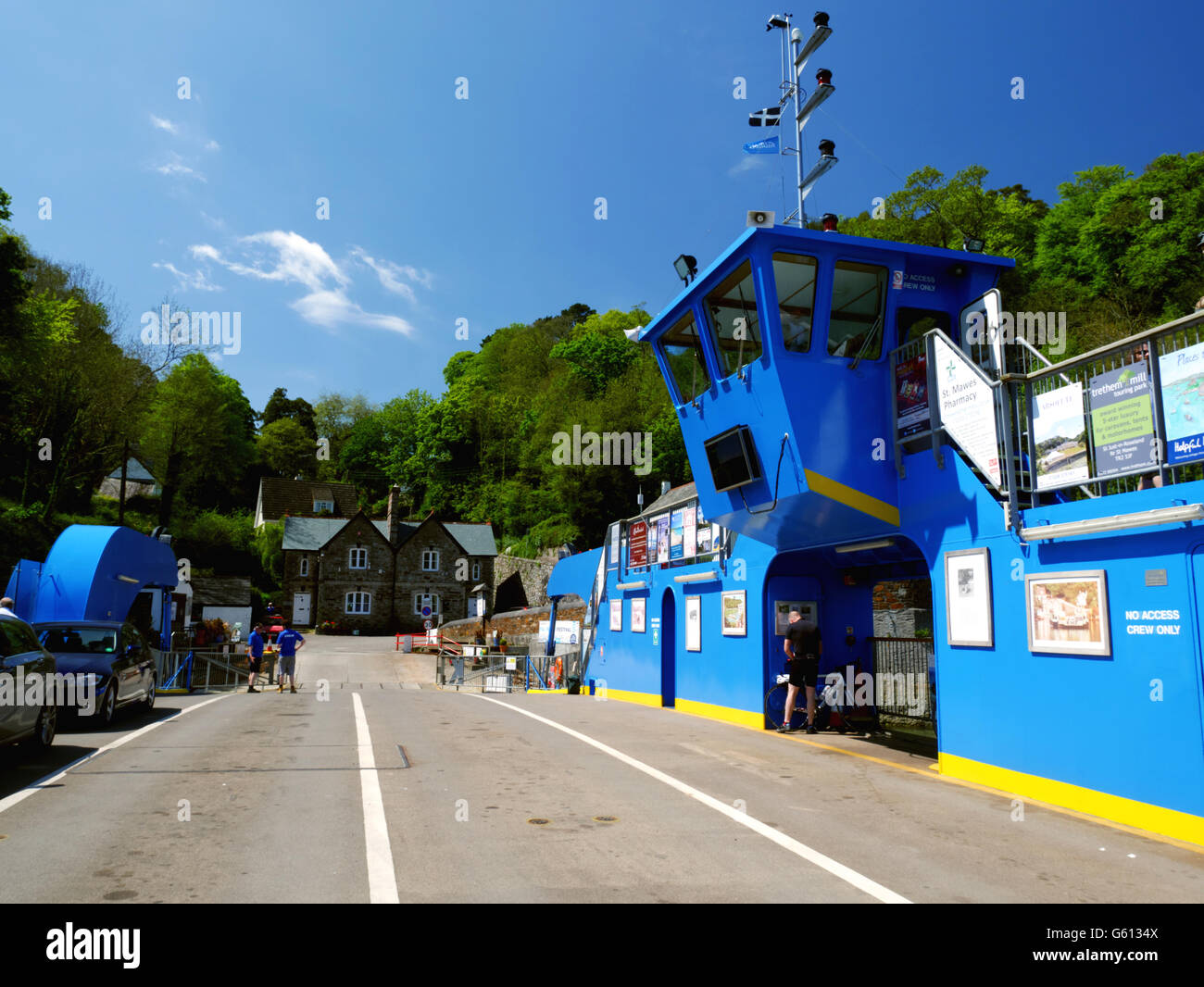 Le Roi chargement ferry Harry avant de traverser la rivière Fal à Feock, Cornwall. Banque D'Images