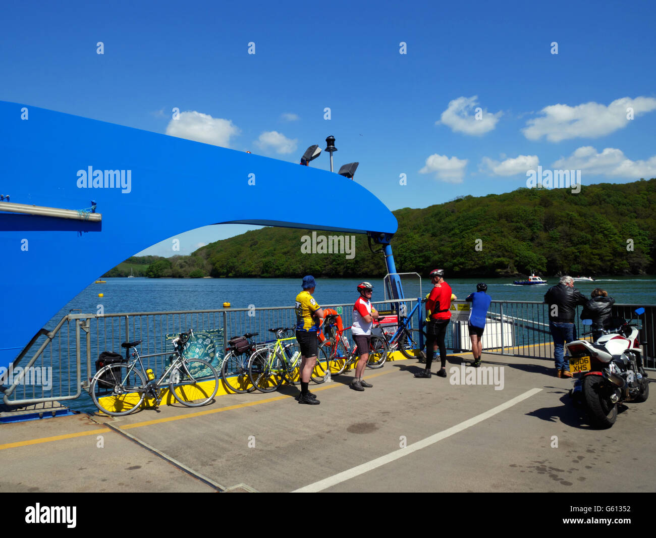 Un groupe de cyclistes sur le roi Harry traverse la rivière Fal entre Feock et Philleigh, Cornwall. Banque D'Images