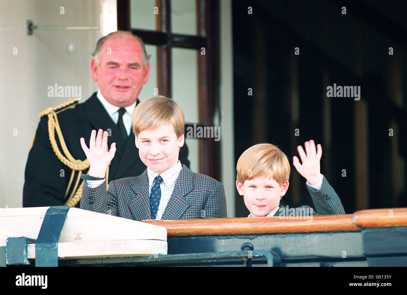 Le Prince William, 9 ans, et son frère cadet, le Prince Harry, 7 ans, se font la vague auprès des photographes à bord du yacht royal Britannia amarré sur le lac Ontario le long du front de mer de Toronto.Les deux princes seront joind par leurs parents, le prince et la princesse de Galles, lorsqu'ils arriveront au Canada pour une visite royale d'une semaine. Banque D'Images