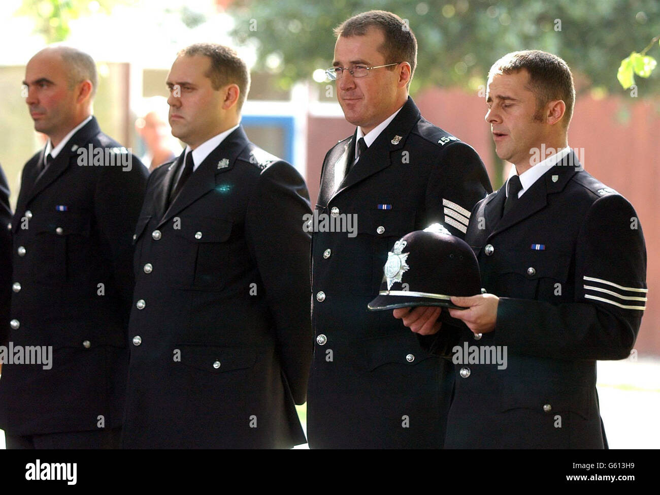 Le casque de police du PC Andrew Munn tenu par des membres de la police de Leicestershire alors qu'ils paient leurs respects lors de ses funérailles à l'église All Saints Church, Sawley, Derbyshire. * PC Andrew Munn a été l'un des deux policiers tués lorsque leur voiture de patrouille a heurté avec une camionnette blanche sur l'A42 près de Worthington, Leicestershire, le 15 août. Banque D'Images