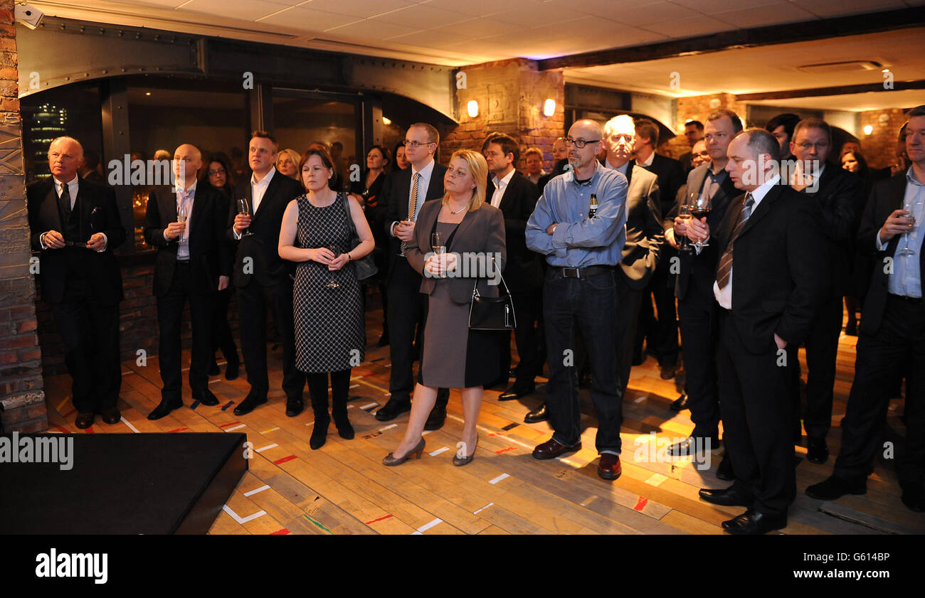 Les invités écoutent les discours de la soirée d'ouverture du centenaire de la Professional Publishers Association au Skyloft, Millbank Tower, Londres. Banque D'Images