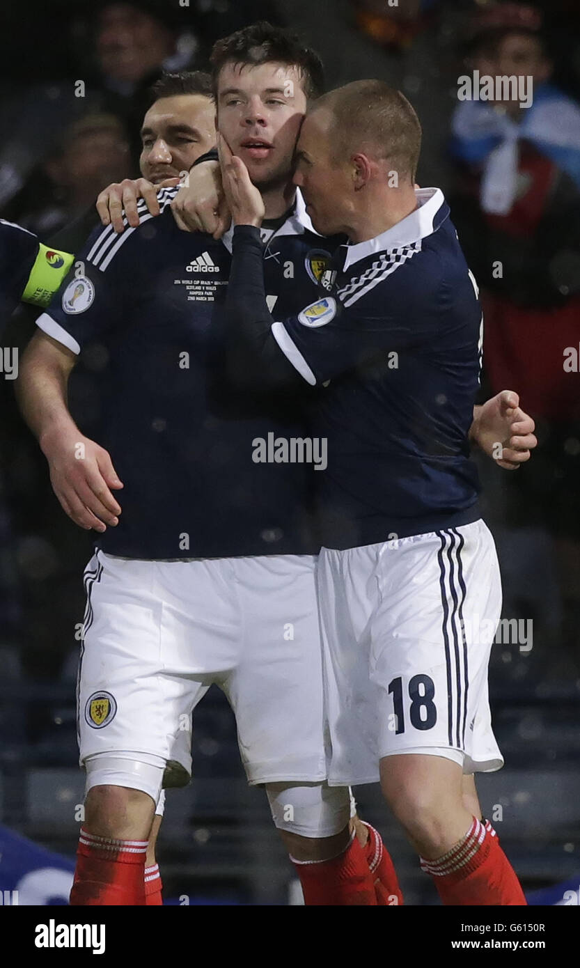 Grant Hanley, en Écosse, célèbre son but avec son coéquipier Kenny Miller (à droite) lors de la coupe du monde de qualification 2014 à Hampden Park, Glasgow. Banque D'Images