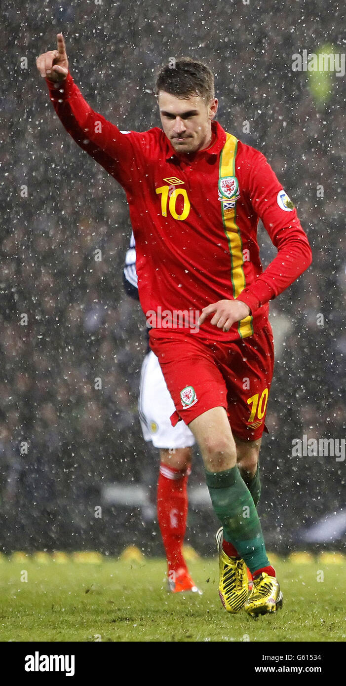 Aaron Ramsey, pays de Galles, célèbre son but lors de la coupe du monde de qualification 2014 à Hampden Park, Glasgow. Banque D'Images