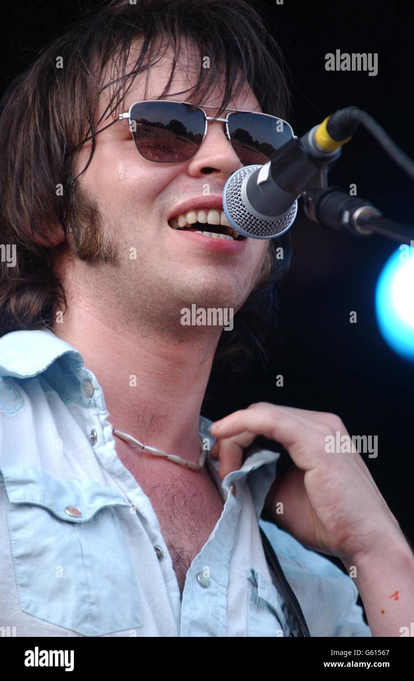Gaz Coombes, chanteur de Supergrass, ressent la chaleur pendant que son groupe se produit au festival de musique V2002, Chelmsford, Essex. Banque D'Images