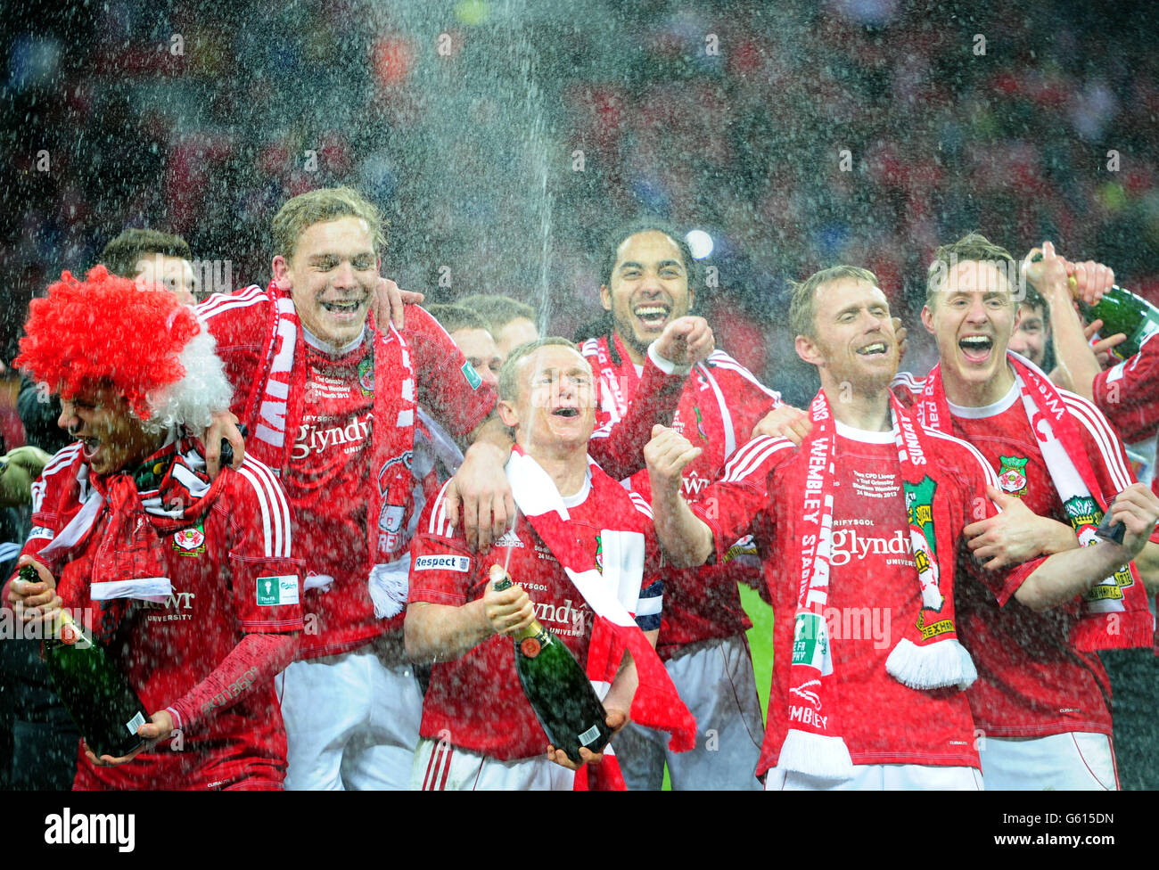Les joueurs de Wrexham célèbrent la victoire de la finale du Trophée FA Carlsberg pénalités Banque D'Images