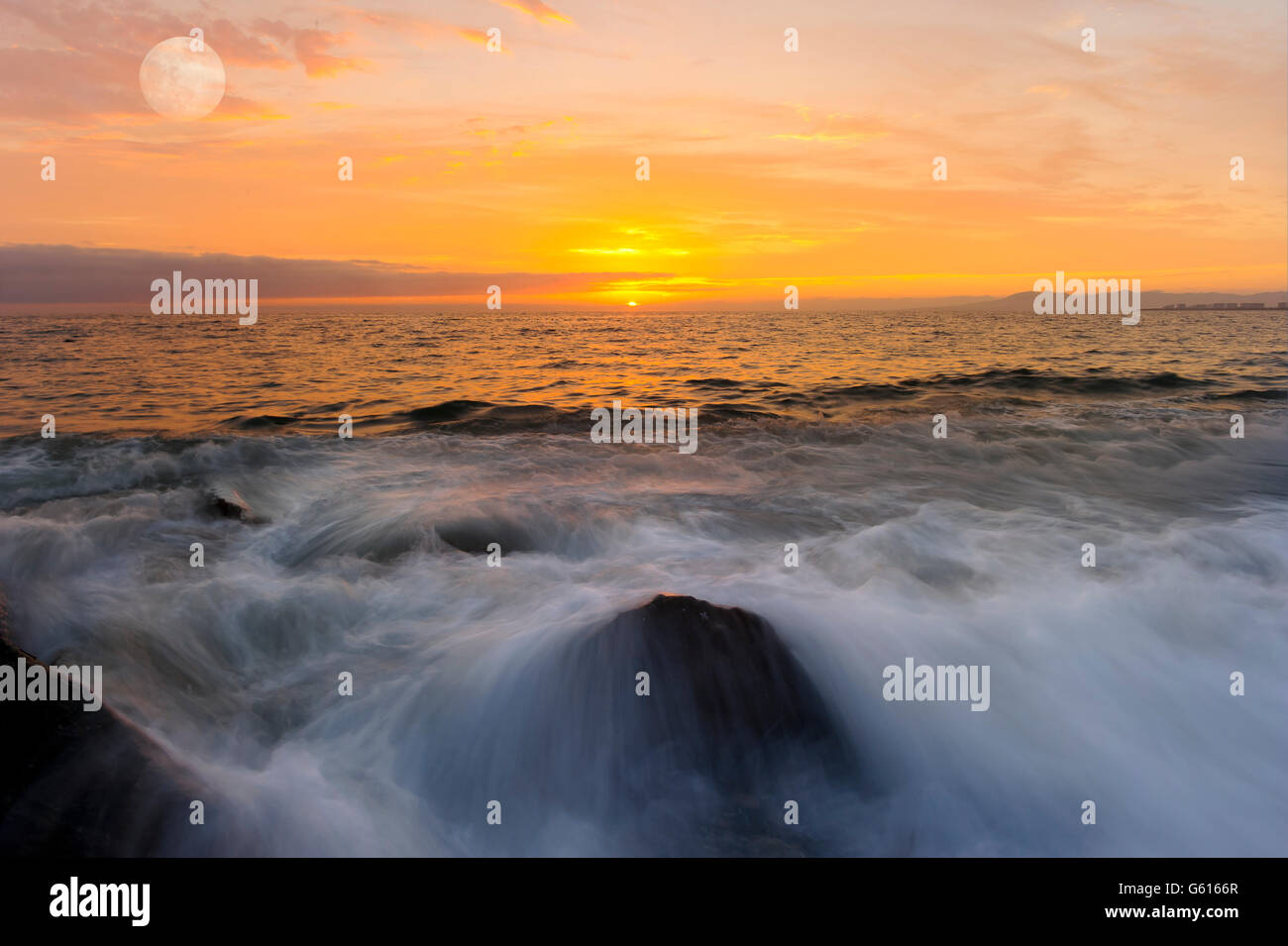 Ocean sunset est une pièce lumineuse avec un paysage marin d'or gentle wave rouler à la rive. Banque D'Images