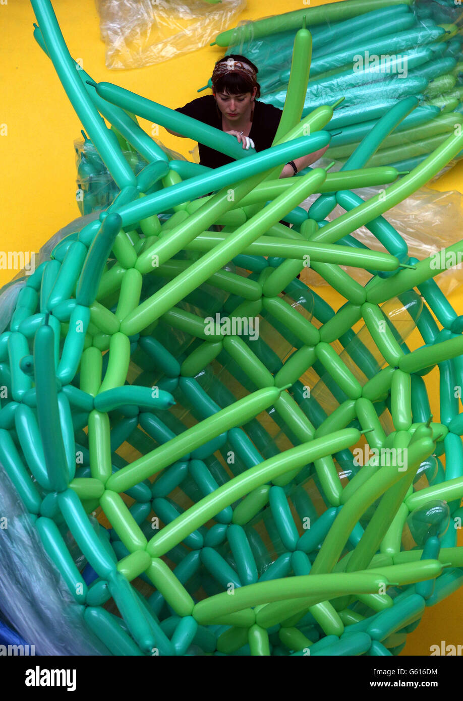 Leah Blair travaille sur la création de l'artiste New-yorkais Jason Hackenwerth, une sculpture en montgolfière géante nommée Pisces qui sera accrochée au Musée national d'Écosse à Édimbourg. La sculpture s'étendra sur trois étages du musée et représentera le monde naturel. Banque D'Images