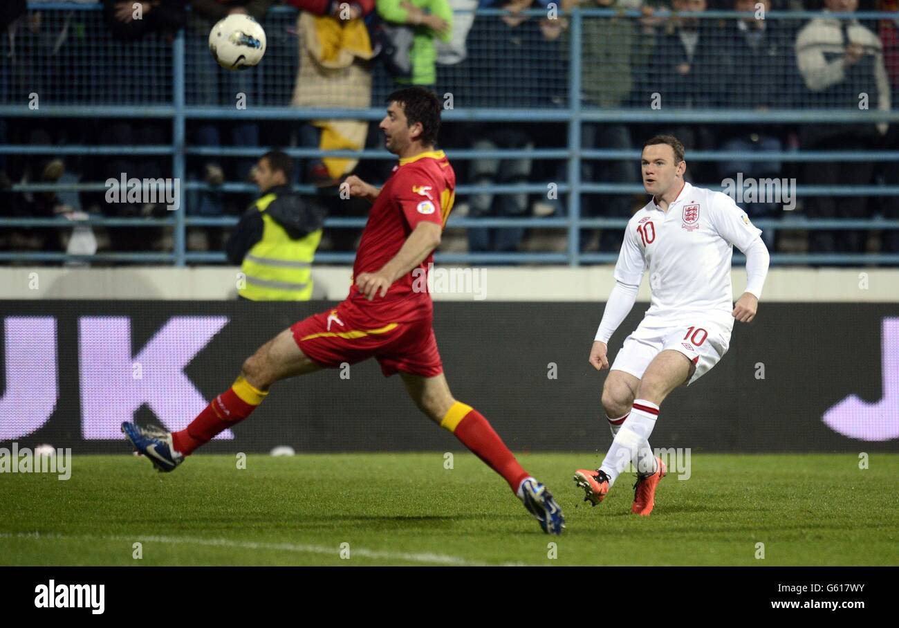 Wayne Rooney, de l'Angleterre, est entré dans le poste lors de la qualification à la coupe du monde de la FIFA, match du groupe H au City Stadium, à Podgorica, au Monténégro. Banque D'Images