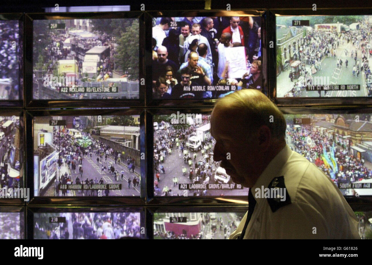Les policiers métropolitains gardent un œil sur le Carnaval de Notting Hill, sur une banque d'écrans de télévision au Command Center, New Scotland Yard , Westminster, Londres. * la police a arrêté cinquante-six personnes au carnaval de Notting Hill, une augmentation du nombre d'arrestations effectuées l'année dernière, a déclaré Scotland Yard. Toutefois, le nombre de personnes participant au carnaval le premier jour a doublé depuis l'an dernier et le nombre d'arrestations cette année n'a pas augmenté de façon disproportionnée, a déclaré un porte-parole de la police. On estime que 485,000 000 personnes ont assisté au carnaval dimanche, alors que l'on s'attend à ce que près d'un million de personnes Banque D'Images