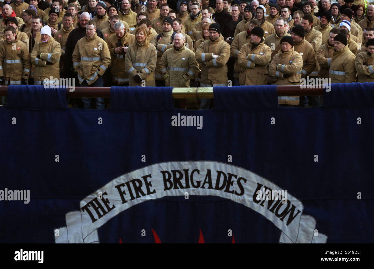 Les pompiers assistent à un rassemblement de l'Union des brigades de pompiers devant le Parlement écossais à Édimbourg, en signe de protestation contre les augmentations de cotisations de retraite conçues par Westminster et transmises par le gouvernement écossais. Banque D'Images