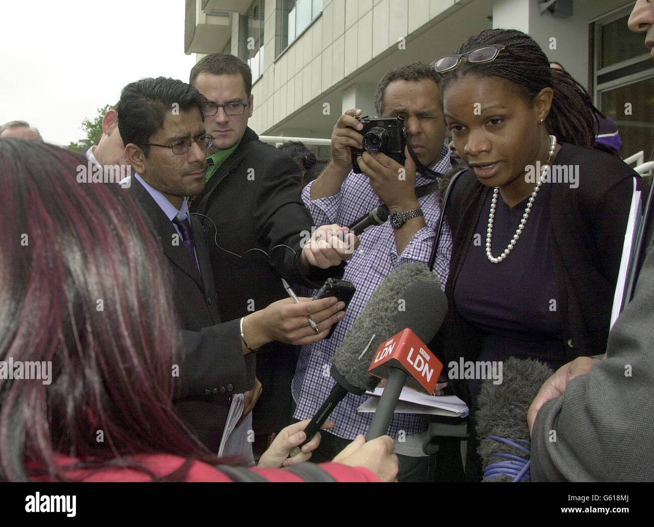 Carol Baptiste, 39 ans, parle aux médias en attente alors qu'elle quitte la Cour de justice de Camberwell, dans le sud de Londres. Le travailleur social principal a été condamné à une amende de 500 ans en cour, après avoir omis d'aider l'enquête publique sur le décès de la victime de violence envers les enfants Victoria Climbie. *..... , 8, décédé en février 2000. Banque D'Images