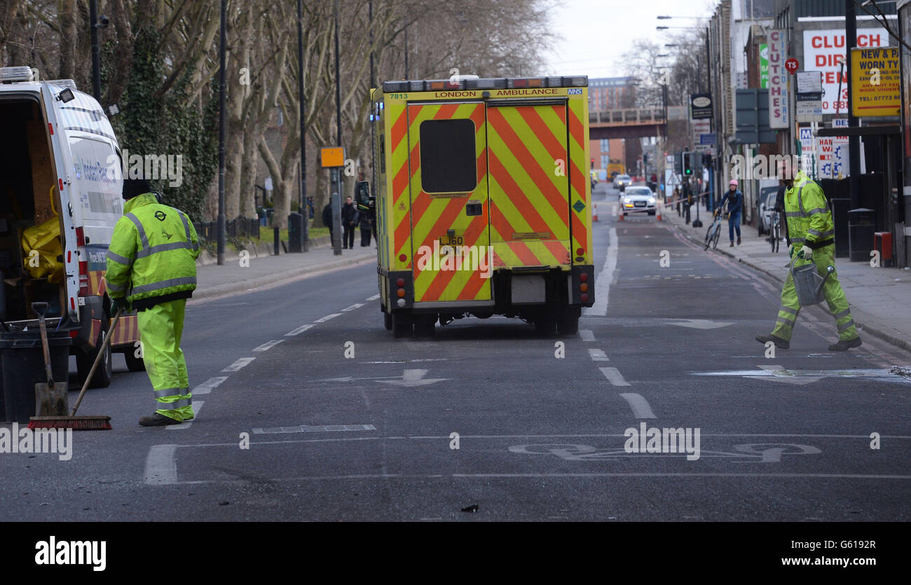 La police sur les lieux de la Seven Sisters Road à Haringey, dans le nord de Londres, où deux hommes sont morts à la suite d'une poursuite de la police juste avant 2h du matin. Banque D'Images