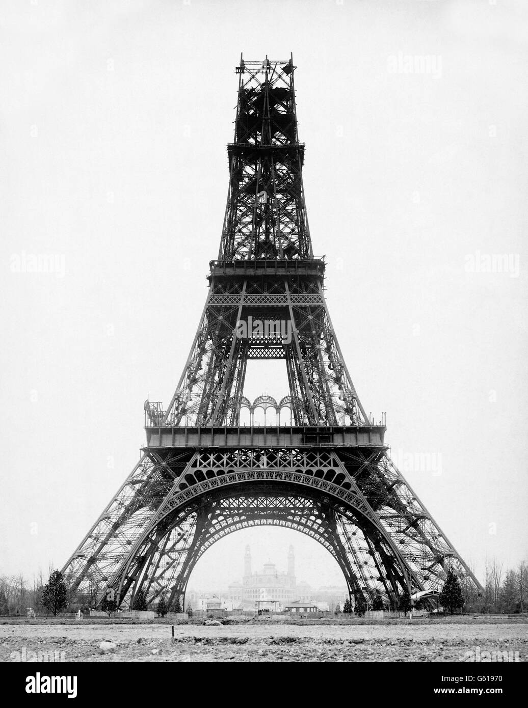 La Tour Eiffel en construction, construit pour servir de l'entrée de l'Exposition de Paris de 1889. Cette photographie, par Louis-Emile Durandelle, a été prise en novembre 1888, environ 4 mois avant la fin de l'opération. Banque D'Images