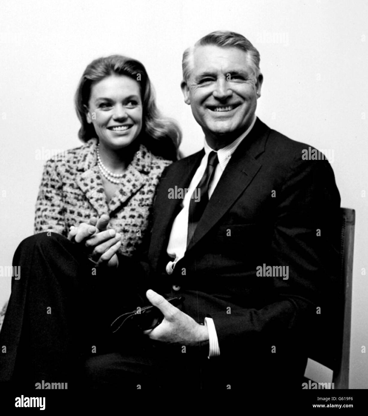 Cary Grant, la star de cinéma toujours jeune de 62 ans, photographiée avec sa quatrième femme, Dyan Cannon, lors d'une conférence de presse à l'hôtel Savoy de Londres. Banque D'Images