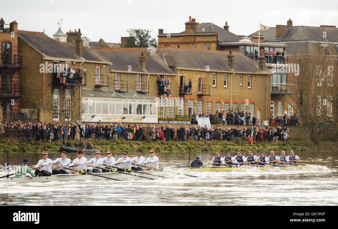 Oxford (à droite) s'éloignent de Cambridge sur le chemin de la victoire lors de la 159e course en bateau sur la Tamise, Londres. Banque D'Images