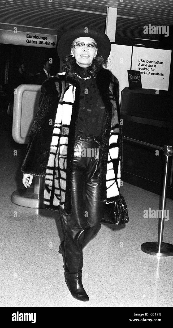 La star de cinéma italienne Sophia Loren arrive à l'aéroport de Heathrow.Elle est en visite à Londres pour faire connaître son livre "femmes et Beauté". Banque D'Images