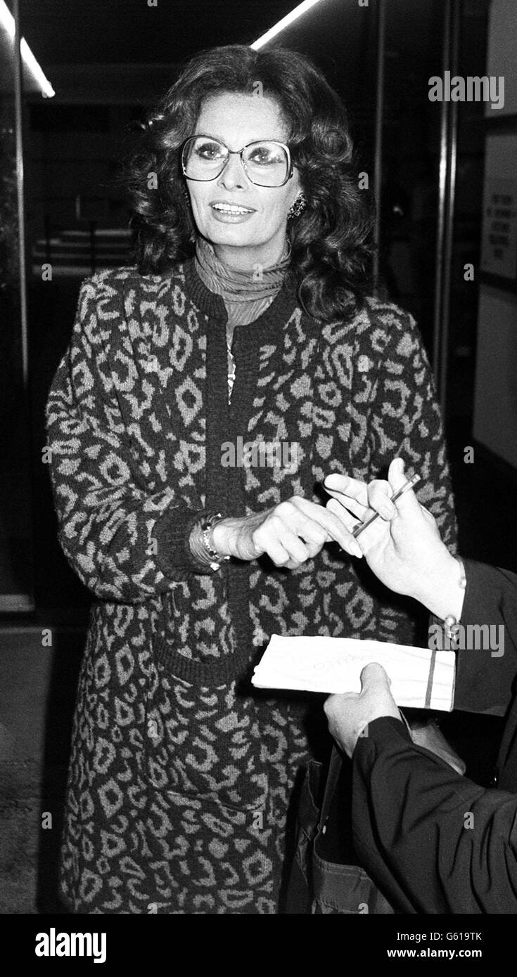 L'actrice italienne Sophia Loren quitte les studios de télévision AM après apparaissant sur le spectacle du petit déjeuner Banque D'Images