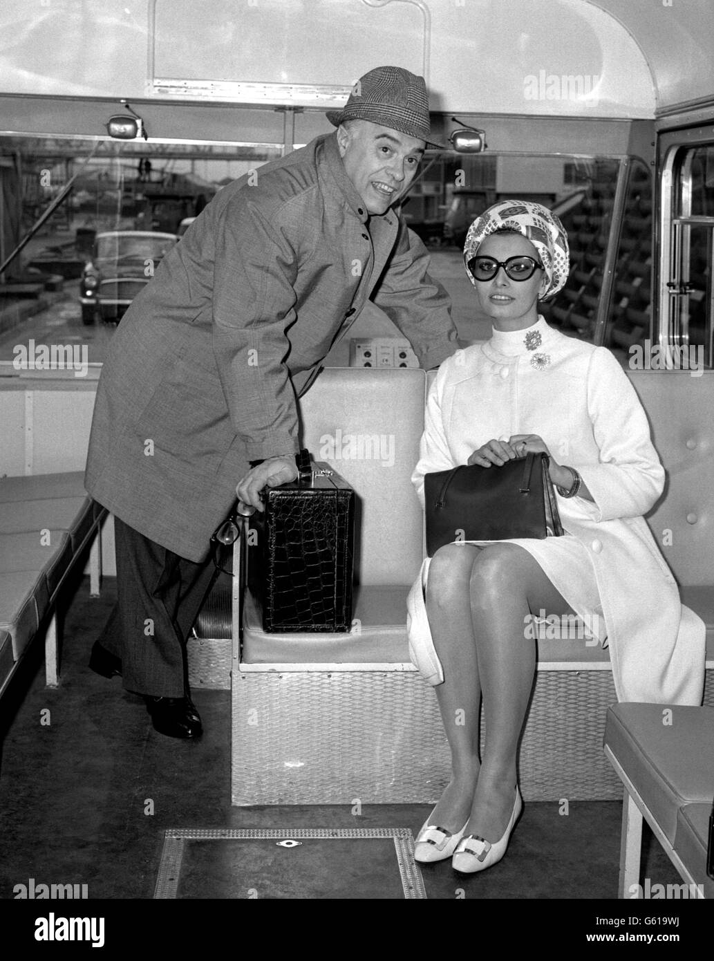 La star de cinéma Sophia Loren et son mari Carlo Ponti quittent l'aéroport de Londres pour le Festival de Cannes, dont elle sera présidente. Banque D'Images