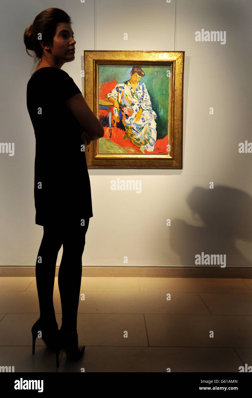 Une femme étudie le tableau André Derain de Madame Matisse au kimono peint en 1905, en vue dans les salles de vente aux enchères Christie's dans le centre de Londres, D'une valeur de 15 à 20 millions de dollars américains, et qui sera mis aux enchères à New York le 8 mai dans le cadre de la vente Impressionist & Modern Art. Banque D'Images