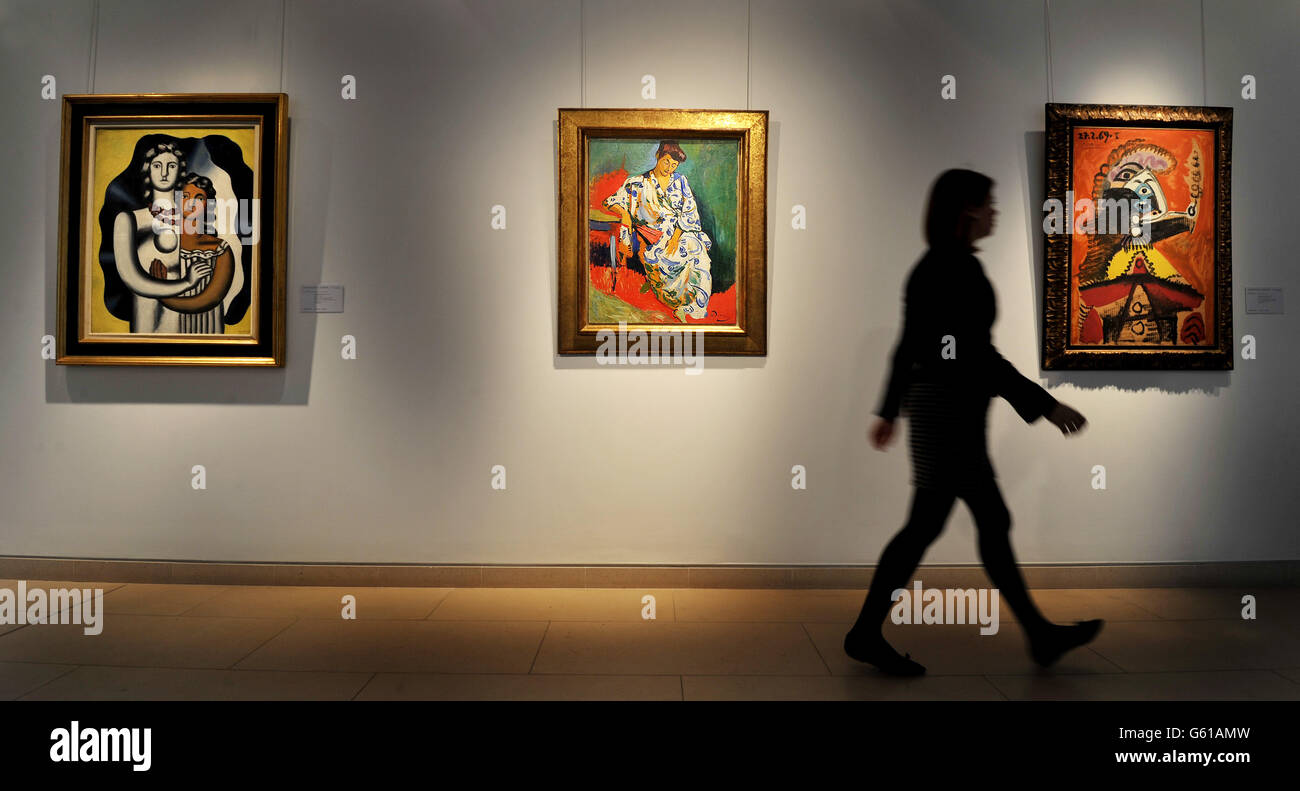 Une femme passe devant le tableau André Derain de Madame Matisse au kimono (au centre) peint en 1905, qui est suspendu avec un tableau de Picasso (à droite), intitulé Buste d'homme a la pipe, et une œuvre de Fernand Leger (à gauche), intitulé les deux Figures. Le travail Derain est en vue dans les salles Christie's Auction du centre de Londres, et est évalué à 15-20millions de dollars US et sera mis aux enchères à New York, le 8 mai dans le cadre de la vente Impressionniste & Modern Art. Banque D'Images