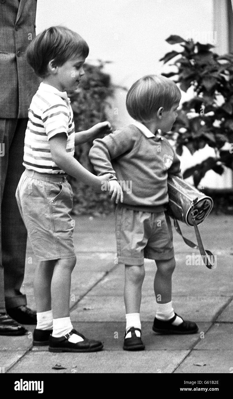 Le prince Harry, âgé de trois ans, reçoit un coup de main de son frère aîné, le prince William, lors de sa première journée d'école.William a donné à son frère, qui tenait un sac « Thomas the Tank Engine », une légère poussée dans la direction de la maternelle à Chepstow Villas. Banque D'Images