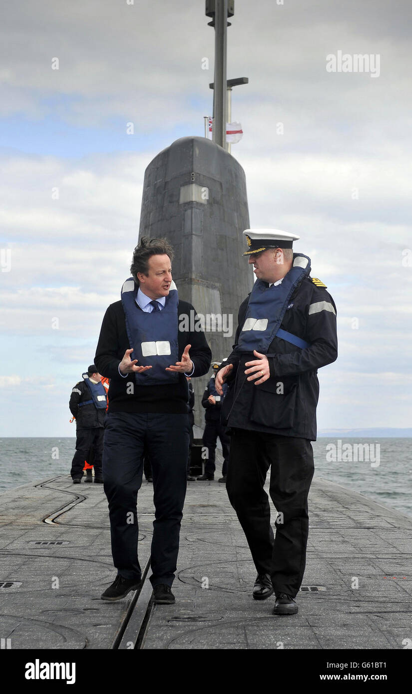 Le Premier ministre David Cameron avec le commandant John Livesey RN lors d'une visite sur le HMS sous-marin de la classe Vanguard victorieux en patrouille au large de la côte ouest de l'Écosse. Banque D'Images