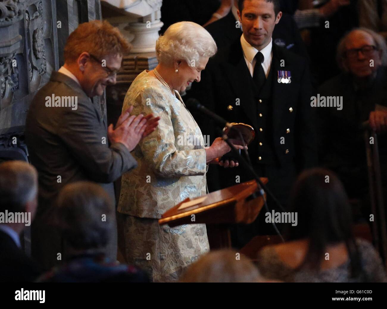 L'acteur Kenneth Branagh remet à la reine Elizabeth II de Grande-Bretagne un prix de l'Académie britannique des arts du film et de la télévision (BAFTA) lors d'une réception pour l'industrie du film britannique qui s'est tenue au château de Windsor. Banque D'Images