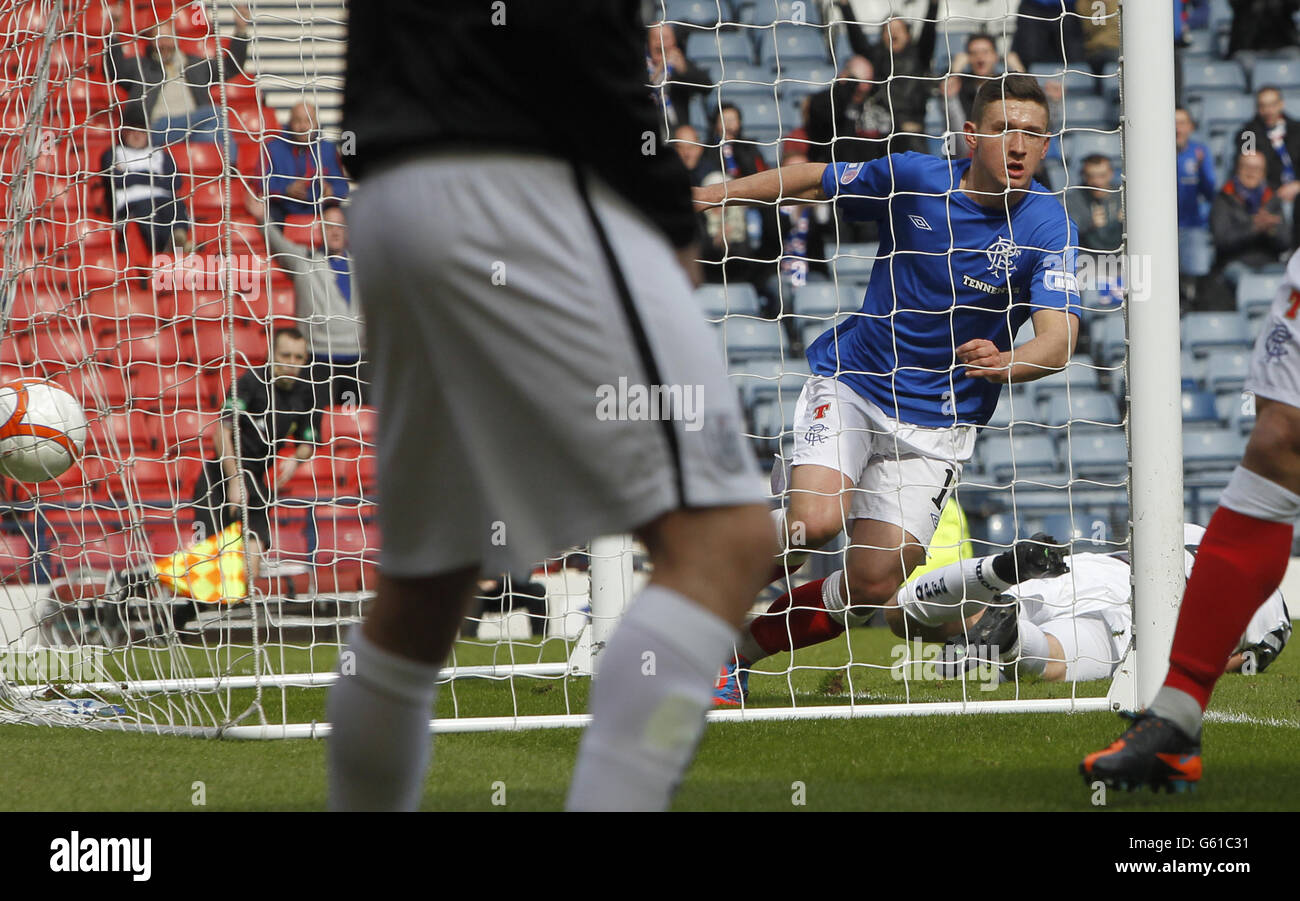 Le Fraser Aird des Rangers marque un but lors du match de troisième division écossaise de l'IRN Bru au parc Hampden, à Glasgow. Banque D'Images