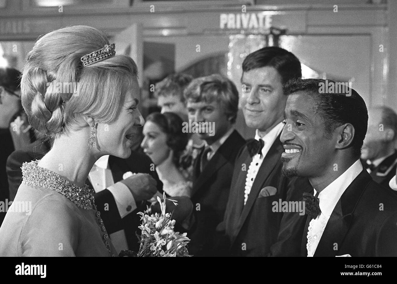 La duchesse de Kent sourit avec le comédien américain Sammy Davies, jnr, quand les stars ont été présentées après le Royal Variety Show au London Palladium. Avec Sammy Lewis, il y a Jerry Lewis (au centre) et Tommy Steele en Grande-Bretagne. Banque D'Images
