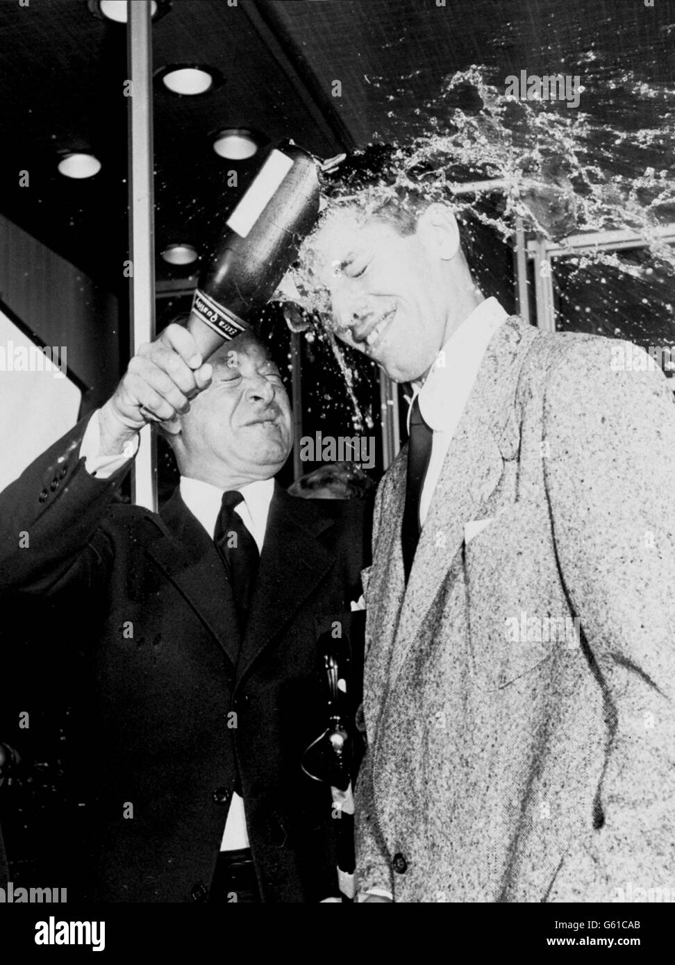George Jessel écrasant une bouteille de champagne au-dessus de la tête de Jerry Lewis. Banque D'Images